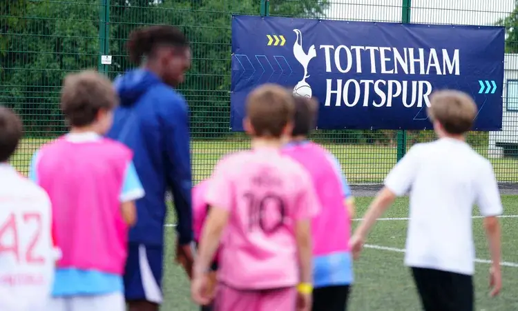 Joueurs internationaux lors des Stages de Football de Tottenham en Angleterre