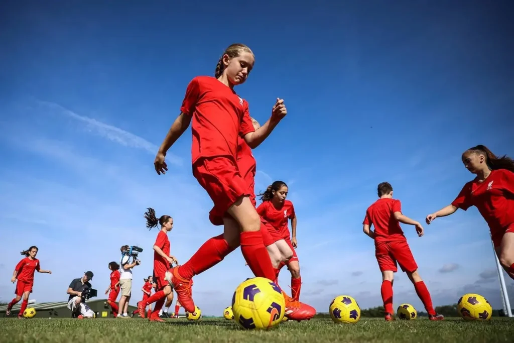 sesión de entrenamiento para chicas durante los campamentos de fútbol para chicas de Liverpool Reino Unido
