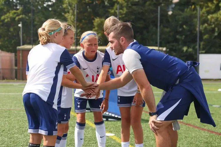 Les entraîneurs des Stages Football de Tottenham lors d'une séance d'entraînement des filles aux Stages Football de Tottenham en Angleterre