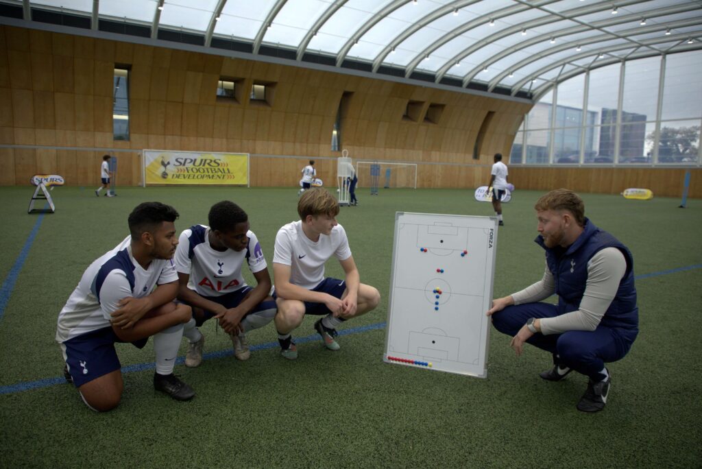Entraîneurs des camps de Tottenham lors d'une séance d'entraînement aux Stages de Football de Tottenham en Angleterre