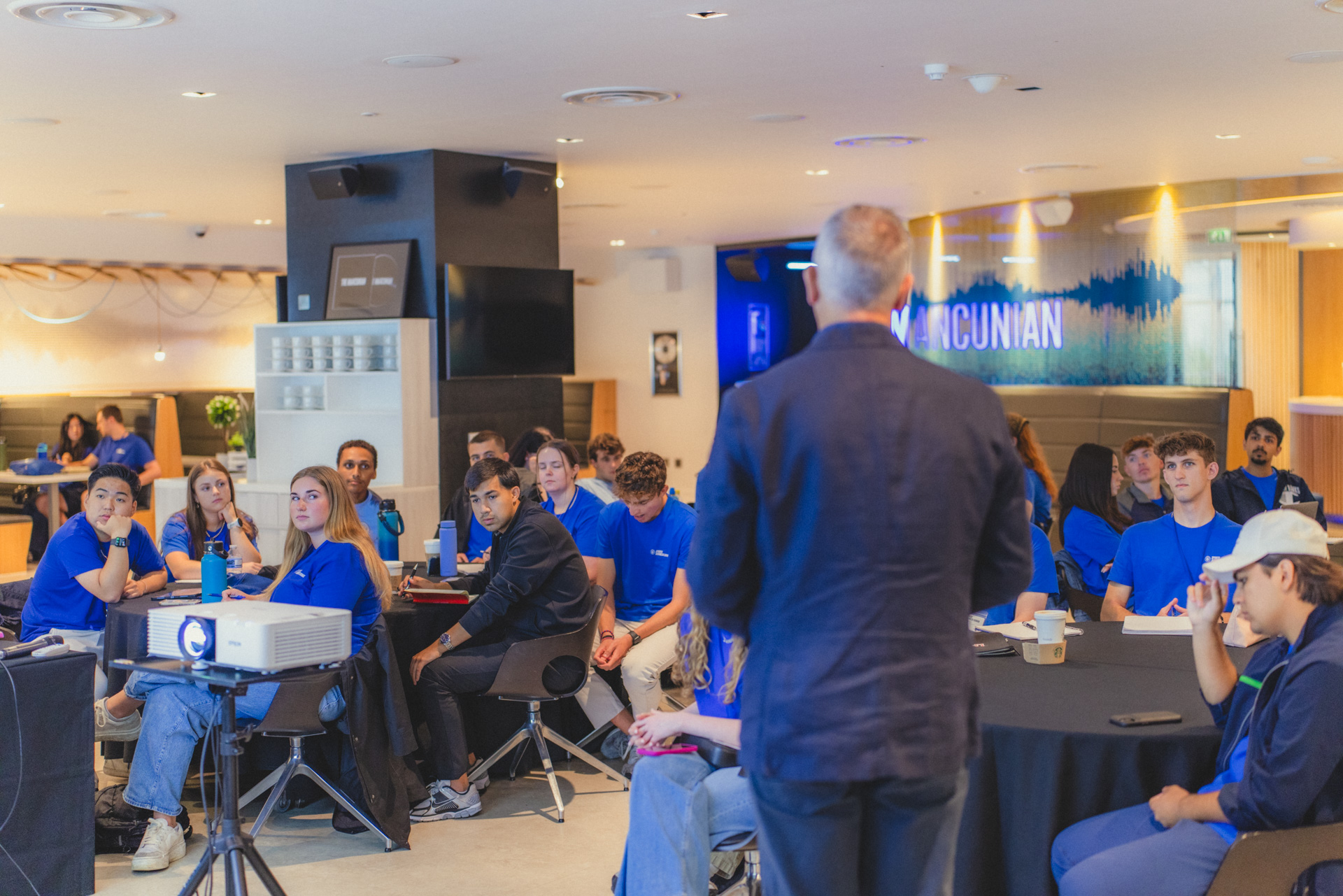 Eine Gruppe von Studenten mit einem Lehrer während eines Next Gen Manchester City Kurses in der City Football Academy