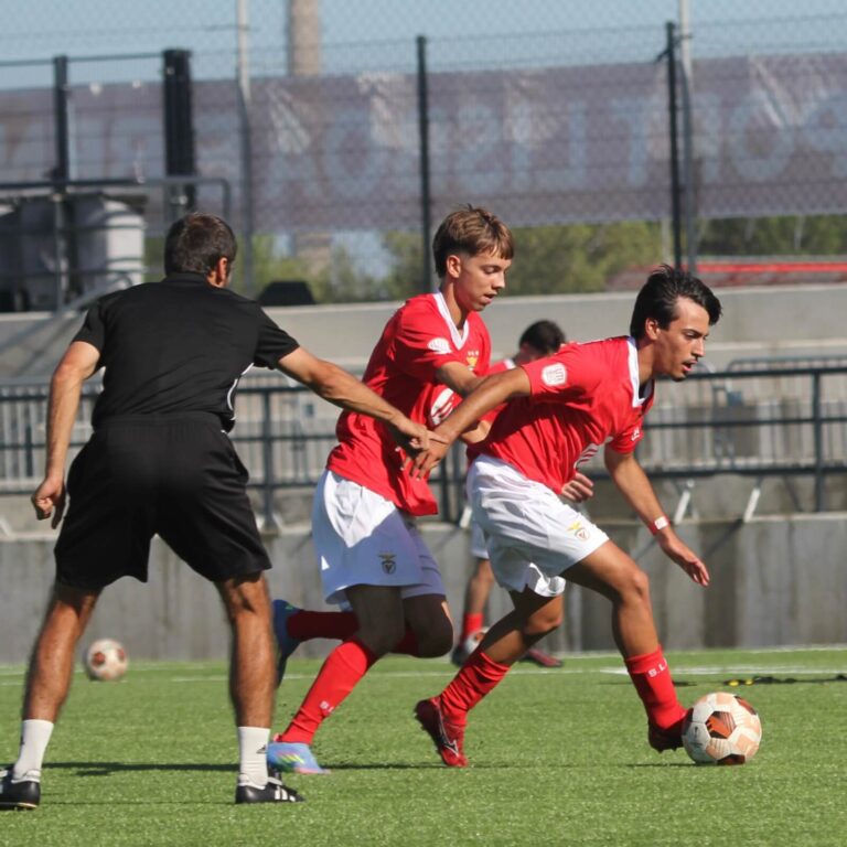 معسكرات بنفيكا للنخبة لتدريب كرة القدم في مركز تدريب نادي بنفيكا للمحترفين مع مدربين معتمدين من الاتحاد الأوروبي لكرة القدم