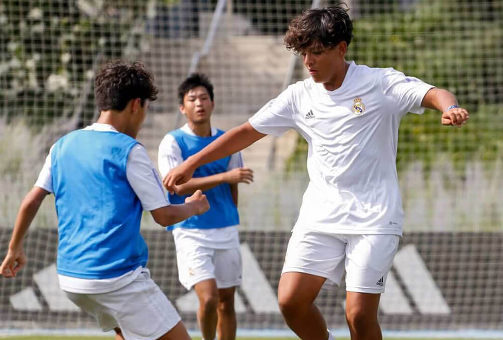 لاعب كرة قدم شاب يتدرب على المراوغة خلال تجربة الحرم الجامعي لمؤسسة ريال مدريد في مدينة ريال مدريد في فالديبيباس